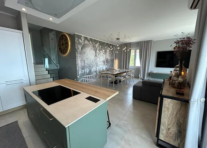 Stylish 4br Hillside With Panoramic Views * Roe