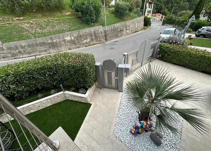 Stylish 4br Hillside With Panoramic Views *