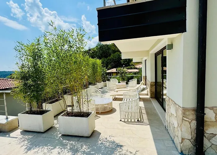 Stylish 4br Hillside With Panoramic Views Villa *
