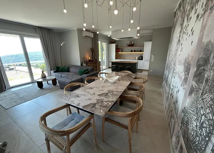 Stylish 4br Hillside With Panoramic Views