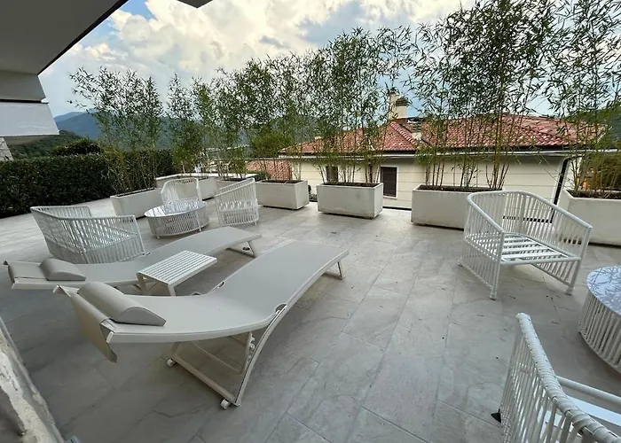 Stylish 4br Hillside With Panoramic Views 罗伊