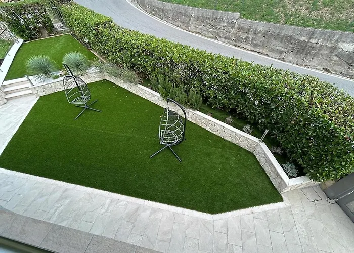 Stylish 4br Hillside With Panoramic Views Villa